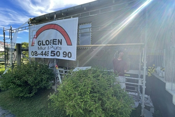 Ställning utanför fasad med Globen mur o puts logga